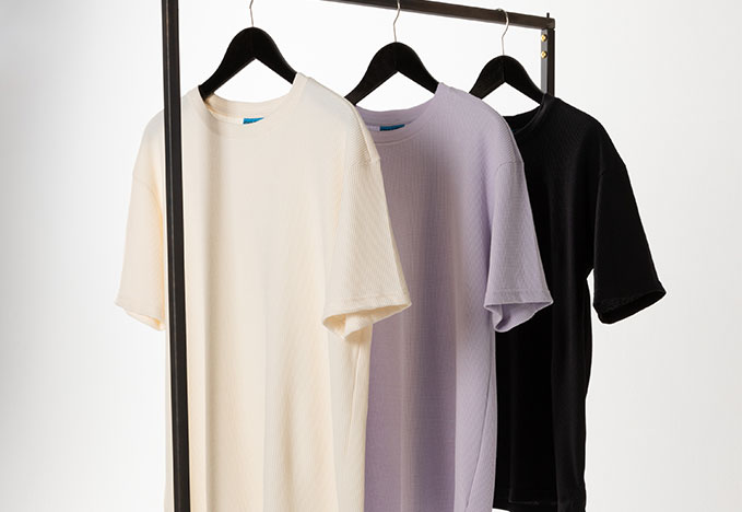 Model mit T-Shirt in Grau zu allen Artikeln aus der Kategorie Basic
