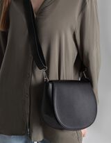 Geantă de umăr - Clapetă cu buton - Negru