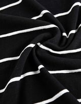 T-s&auml;rk - V-kaelusega - must