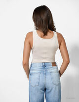 Ujjatlan felső - Strasszokkal - b&eacute;zs