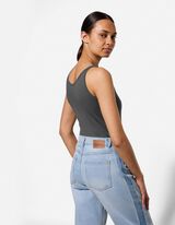 Top - Pod&iacute;l streče - tmave seda