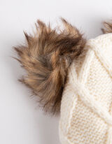 Bobble kepurė - kabelio mezginys - baltas