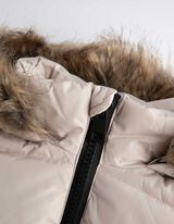 Parka - vetth&uuml;lgav - beezh