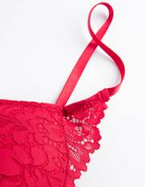 biustonosz pod T-shirt - obszycie z koronki - czerwony