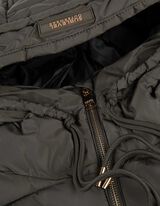 Dygsniuota striukė - Įvertas rai&scaron;telis apačioje - tamsiai zalias