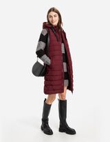 Ilga liemenė - Gobtuvas su įvertu raišteliu - tamsiai raudonas