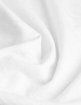 T-s&auml;rk - broderiipits - valge