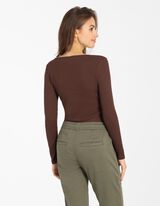 Mar&scaron;kinėliai ilgomis rankovėmis - Rakto skylutės i&scaron;kirptė - tamsiai rudas