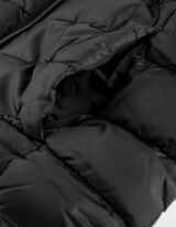 Pre&scaron;&iacute;van&aacute; vesta - Stojačik - cierna