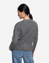 Sweter z dzianiny - ozdobne koraliki - szary