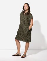 sukienka koszulowa - wz&oacute;r w panterkę - zielony