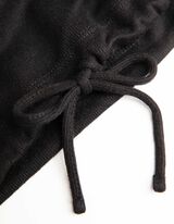 &Aacute;ll&iacute;that&oacute; der&eacute;k - fekete