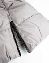 Pre&scaron;iti pla&scaron;č - ne prepu&scaron;ča veter - siva