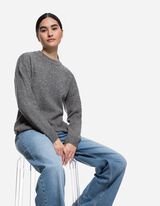 Sweter z dzianiny - ozdobne koraliki - szary