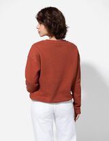 Meleg&iacute;tőfelső - Feliratos nyomott minta - barna