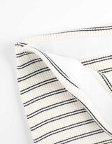 Hossz&uacute; szoknya - Finoman bord&aacute;zott - feher