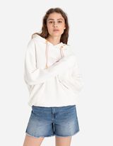 Kapuutsiga dressipluus - tagak&uuml;ljel motiiv - valge