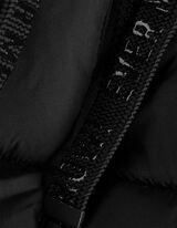 Tepitud vest - reguleeritav äär - must