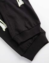 Hossz&uacute; ujj&uacute; ingből &eacute;s nadr&aacute;gb&oacute;l &aacute;ll&oacute; pizsama szett  - Vil&aacute;g&iacute;t a s&ouml;t&eacute;tben - fekete