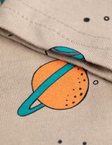 Dvodelna pižama sestavljena iz majice in kratkih hlač - Vzorec po celotnem oblačilu - bez