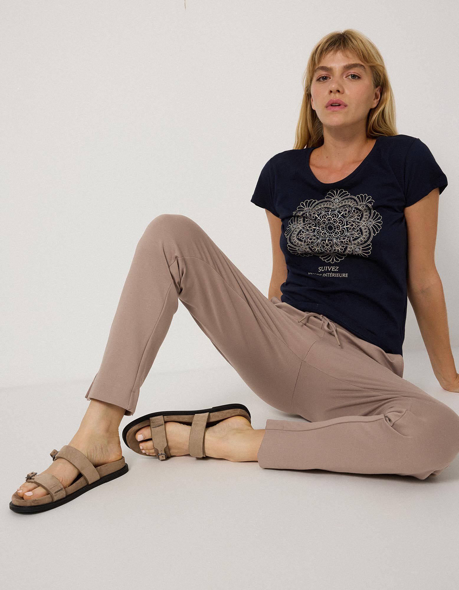 Kalhoty - Klasick&yacute; střih Regular Fit - hneda