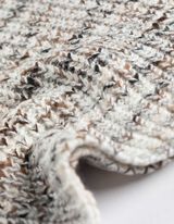 Sweter z dzianiny - dekolt w serek - bialy