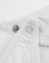 Set aus Langarmbody, Hose, T-Shirt, Strampler und L&auml;tzchen  - Allover-Print - wei&szlig;