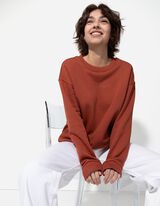 Meleg&iacute;tőfelső - Feliratos nyomott minta - barna