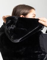 Ve&scaron;tačko krzno - crno