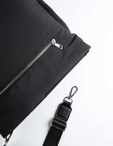 V&aacute;llt&aacute;ska - Cipz&aacute;ros &eacute;rmetart&oacute; rekesz - fekete