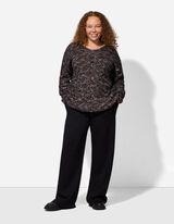 Sweter z dzianiny - dekolt w serek - czarny