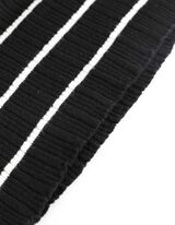 Megztinis - Kaklo iškirptė - juodas