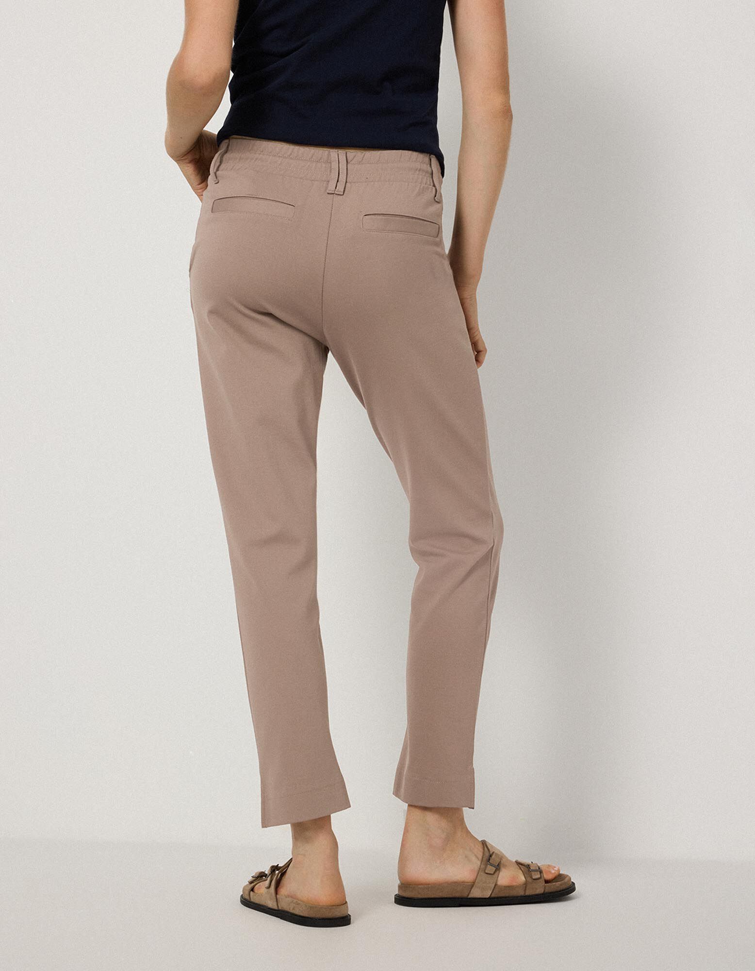 Kalhoty - Klasick&yacute; střih Regular Fit - hneda