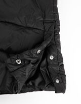 Dygsniuota liemenė - Gaubtas - juodas