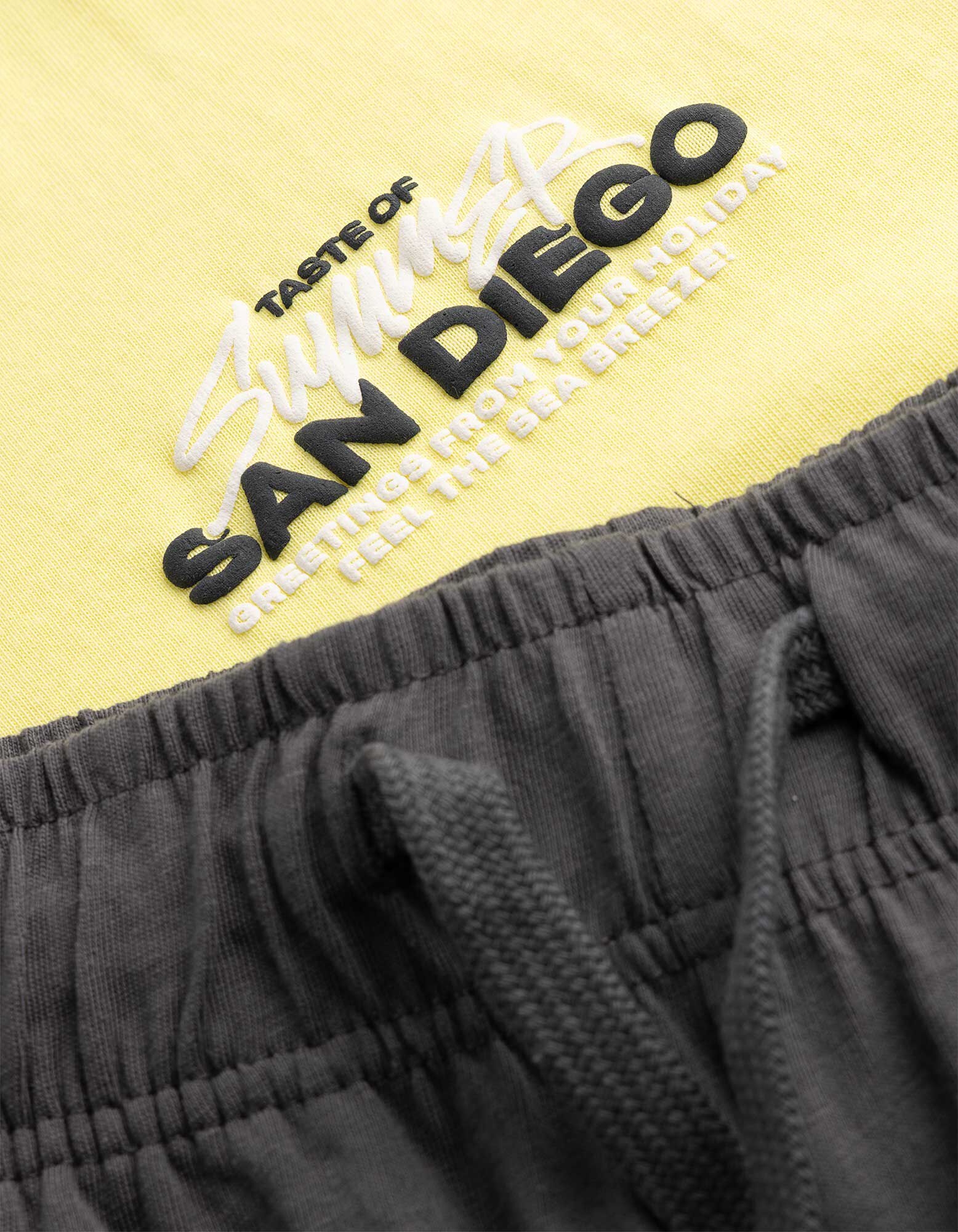 Souprava  tričko a kalhoty - Spadl&aacute; ramena - gelb