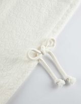 sweter - troczek na dole - bialy