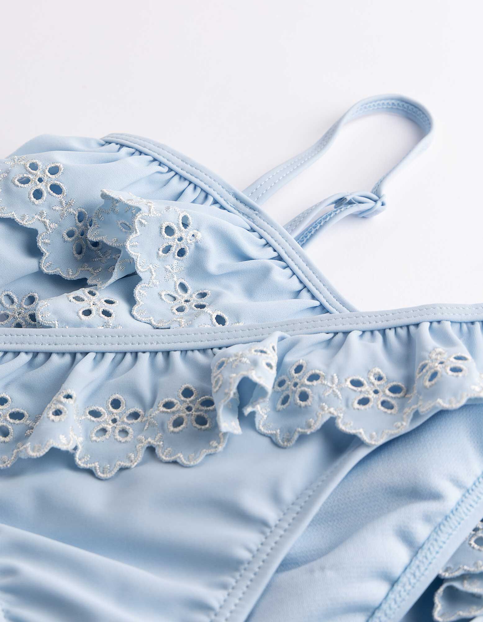 Set aus Bikinitop und Bikinislip - Stickereien - Hellblau
