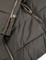 Dygsniuota striukė - Įvertas rai&scaron;telis apačioje - tamsiai zalias