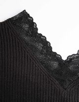 sweter - obszycie z koronki - czarny