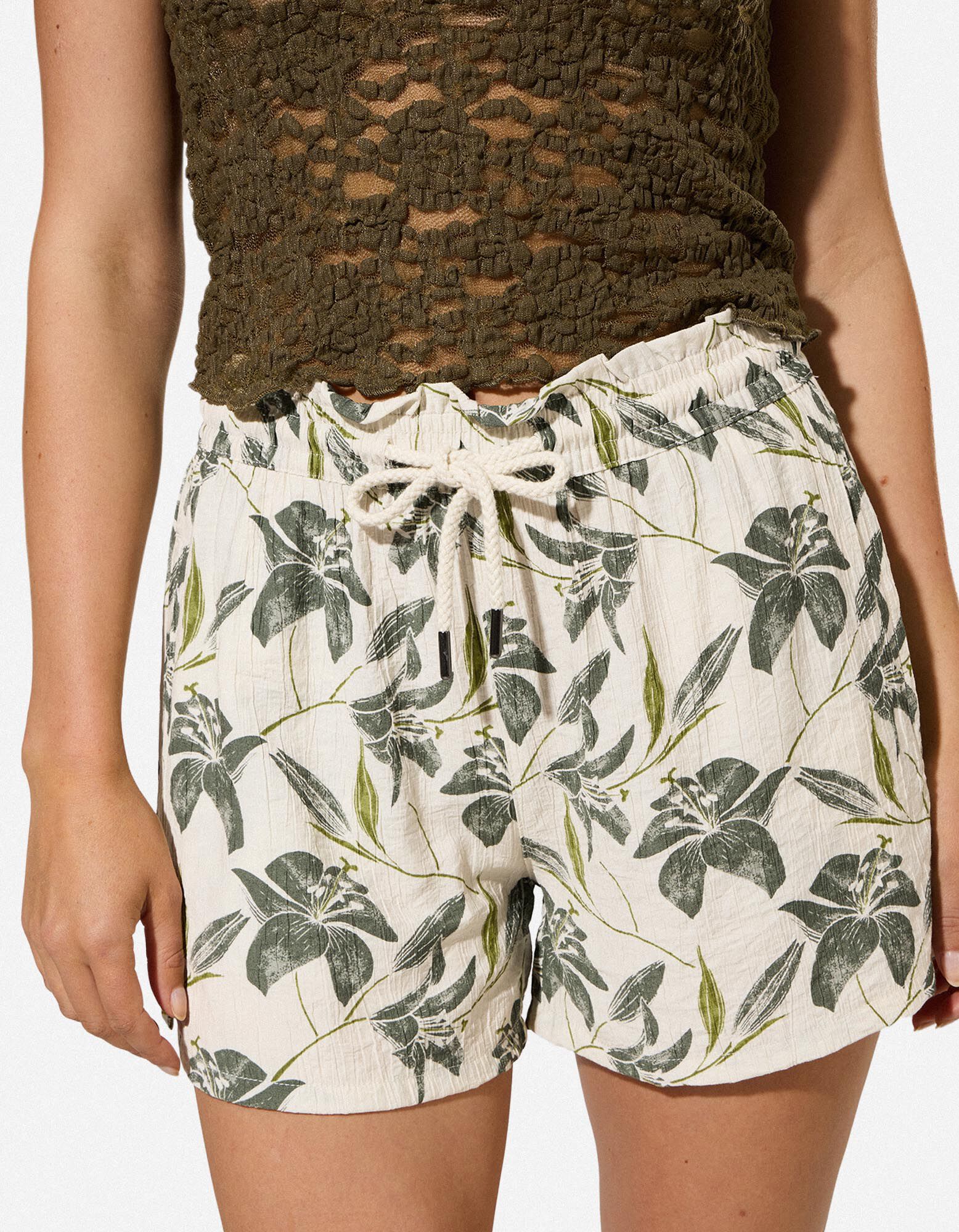 Shorts - Florales Muster - Dunkelgr&uuml;n