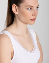 Top - S čipko - belo