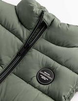 Pro&scaron;&iacute;van&aacute; vesta - N&aacute;&scaron;ivka se značkou - tmave zelena