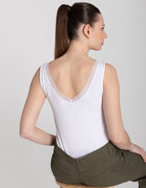 Top - S čipko - belo