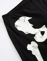 Hossz&uacute; ujj&uacute; ingből &eacute;s nadr&aacute;gb&oacute;l &aacute;ll&oacute; pizsama szett  - Vil&aacute;g&iacute;t a s&ouml;t&eacute;tben - fekete