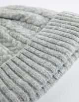 Gebreide muts - kabelpatroon - grijs