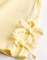 T-Shirt - Schleifenapplikation - hellgelb