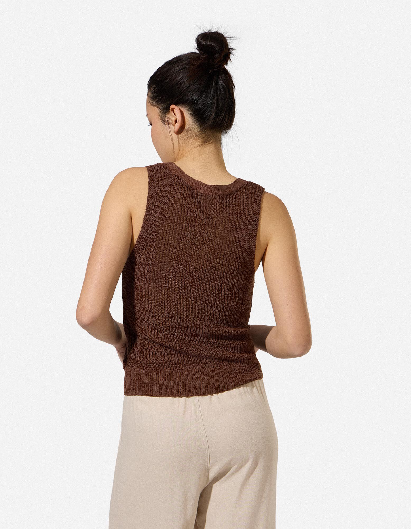 Pleten&yacute; top - Gomb&iacute;kov&aacute; li&scaron;ta - hneda