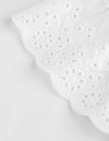 T-s&auml;rk - broderiipits - valge