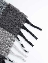 szal - frędzle na krawędziach - czarny