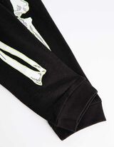 Hossz&uacute; ujj&uacute; ingből &eacute;s nadr&aacute;gb&oacute;l &aacute;ll&oacute; pizsama szett  - Vil&aacute;g&iacute;t a s&ouml;t&eacute;tben - fekete